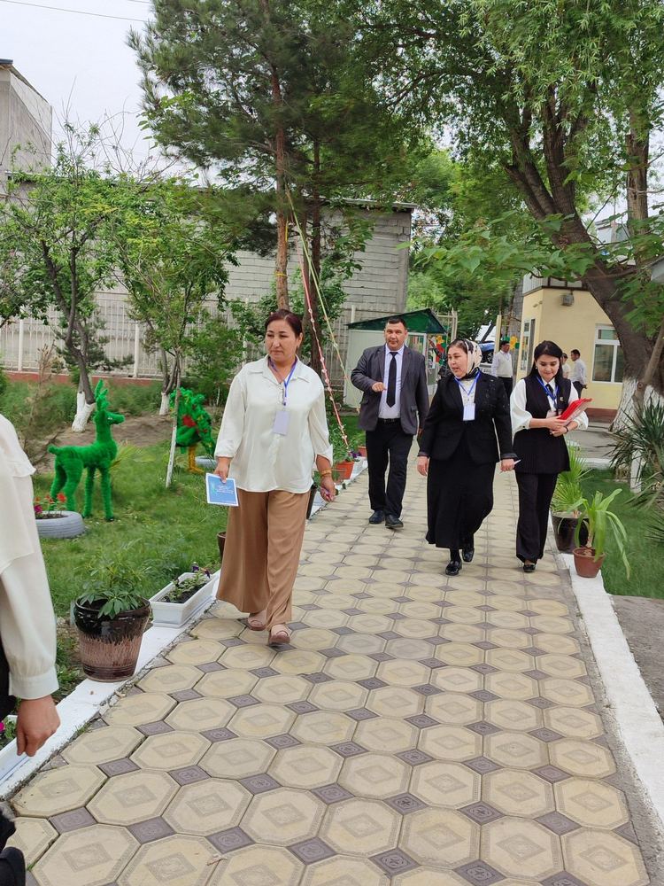 Maktab hovlisi va mehmonlar